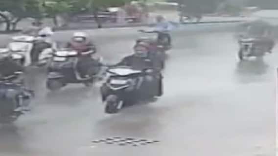 Vadodara: ચાલુ વરસાદમાં ટુ-વ્હીલર પર સવાર દંપત્તિ ખાડામાં પટકાયુ, જુઓ CCTV