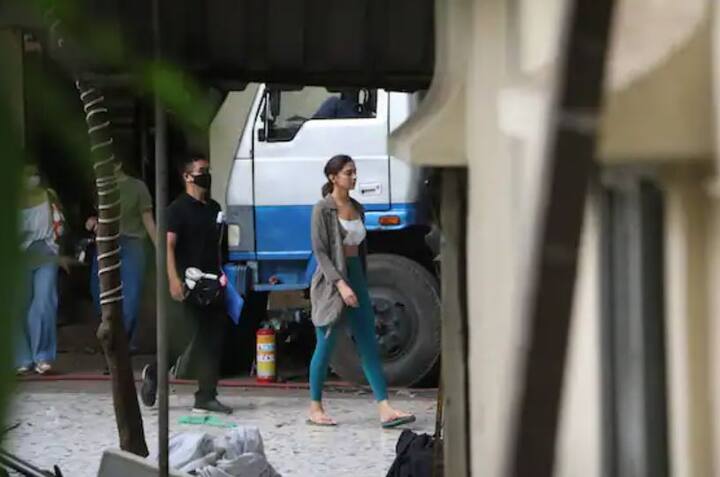 દીપિકા પાદૂકોણ આ દરમિયાન એક ફિલ્મના સેટ પર જોવા મળી હતી.  (Photo Credit: Manav Manglani)