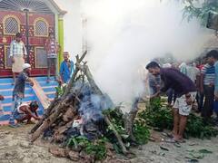 प्रेमिका से मिलने गए प्रेमी की हत्या, वियोग में परिजनों ने लड़की के घर के बाहर ही कर दिया अंतिम संस्कार