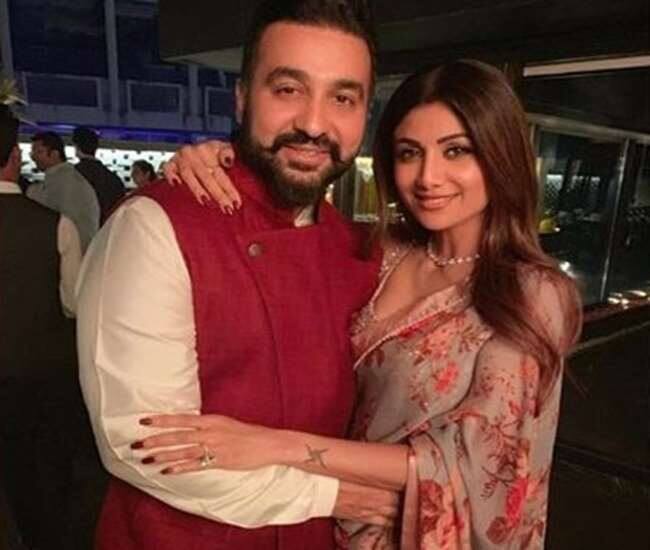 मुंबई की एक अदालत ने शुक्रवार को इस मामले में राज कुंद्रा की पुलिस हिरासत 27 जुलाई तक बढ़ा दी है. शुक्रवार को कुंद्रा को रिमांड खत्म होने पर मजिस्ट्रेट कोर्ट में पेश किया गया. पुलिस ने कुंद्रा के अलावा एक अन्य आरोपी रयान थोरपे को भी अदालत में पेश किया, उसकी हिरासत भी 27 जुलाई तक बढ़ा दी गई है.