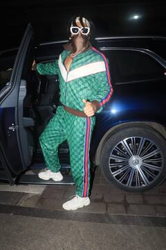 गले में मोतियों की माला, बढ़ी हुई दाढ़ी, बड़ा सफेद चश्मा... इस अंदाज में एयरपोर्ट पहुंचे Ranveer Singh, लोगों ने कहा- ‘तबाही’