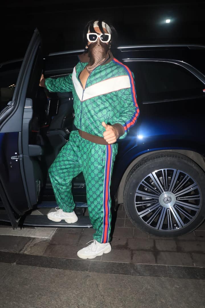 आज रणवीर सिंह ने अपने बेहद यूनिक स्टाइल की झलक फिर से दिखाई. एक्टर एयरपोर्ट पर स्पॉट हुए, जहां उनका अंदाज देख लोग हक्के बक्के रह गए.