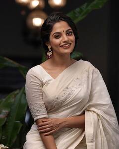 NikhilaVimal pics: வெள்ளை புடவையில் வெளிச்சம் கொடுக்கும் நிகிலா விமல்..!