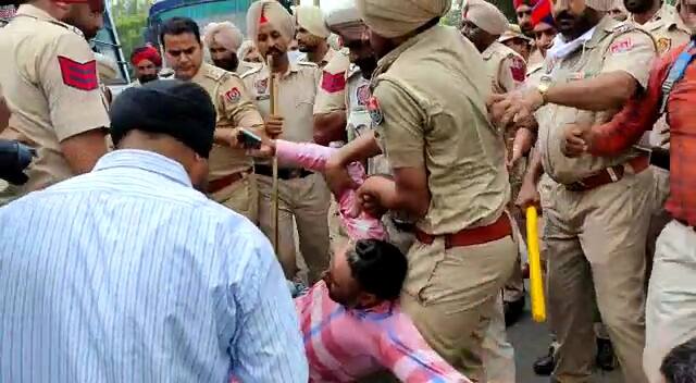 ਵਿਰੋਧ ਕਰਦੇ ਮੁਲਾਜ਼ਮਾਂ ਦੀ ਪੁਲਿਸ ਨਾਲ ਧੱਕਾ ਮੁੱਕੀ ਵੀ ਹੋਈ।