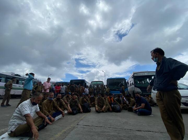 ਐਚਆਰਟੀਸੀ ਕਰਮਚਾਰੀਆਂ ਦਾ ਦੋਸ਼ ਹੈ ਕਿ ਨਿੱਜੀ ਬੱਸ ਆਪਰੇਟਰਾਂ ਦੇ ਦਬਾਅ ਹੇਠ ਐਚਆਰਟੀਸੀ ਮੈਨੇਜਮੈਂਟ ਨੇ ਲੋਕ ਆਰਐਮ ਨੂੰ ਸ਼ਿਮਲਾ ਤੋਂ ਤਬਦੀਲ ਕਰ ਦਿੱਤਾ। ਜਿਸ ਨੂੰ ਬਿਲਕੁਲ ਬਰਦਾਸ਼ਤ ਨਹੀਂ ਕੀਤਾ ਜਾਵੇਗਾ।