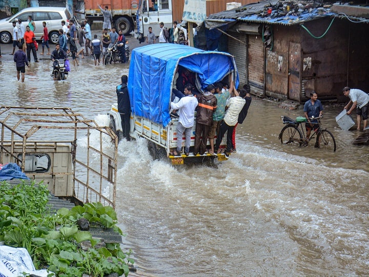 Mumbai Monsoon Update Flood in Mumbai adjoining districts, four killed in house collapse Mumbai Monsoon Update: मुंबई और आसपास के जिलों में बाढ़ की स्थिति, मकान ढहने से चार लोगों की मौत