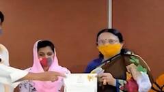 ફટાફટઃ અમદાવાદમાં કાઉન્સિલરે કાપી વેક્સિનેશન સેન્ટરમાં કેક,abp અસ્મિતા પર સ્વીકારી ભૂલ