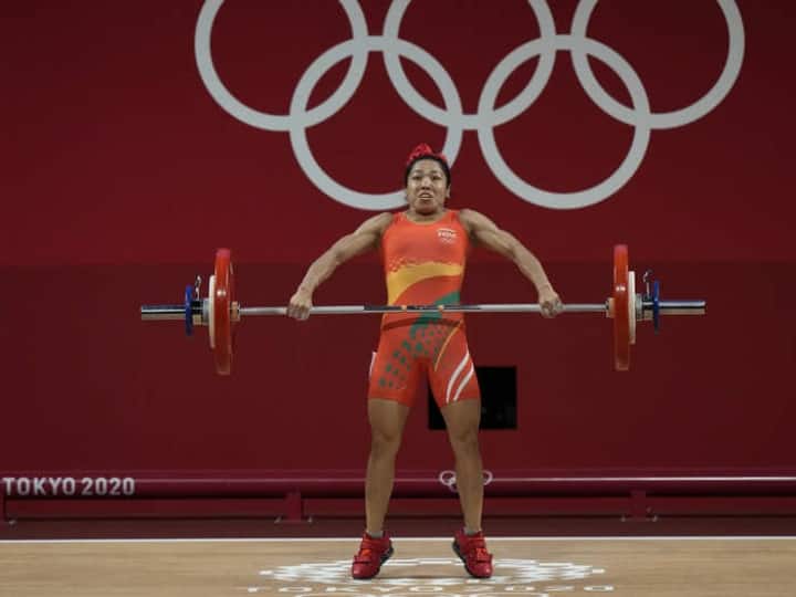 பளுதூக்குதல் போட்டியில் வெள்ளிப்பதக்கம் வென்ற மீராபாய்