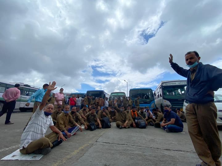 ਸ਼ਿਮਲਾ: ਐਚਆਰਟੀਸੀ ਦੀ ਹੜਤਾਲ ਜੋ ਕਿ ਕੱਲ੍ਹ ਭਾਵ ਸ਼ੁੱਕਰਵਾਰ ਨੂੰ ਸ਼ਿਮਲਾ ਤੋਂ ਸ਼ੁਰੂ ਹੋਈ ਸੀ, ਨੇ ਹੁਣ ਰਾਜ ਪੱਧਰੀ ਰੂਪ ਧਾਰਨ ਕਰ ਲਿਆ ਹੈ।