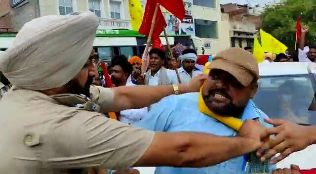 ਇਸ ਦੌਰਾਨ ਕੱਚੇ ਮੁਲਾਜ਼ਮ ਵੀ ਪਹੁੰਚ ਗਏ ਅਤੇ ਪੰਜਾਬ ਸਰਕਾਰ ਖਿਲਾਫ ਨਾਅਰੇਬਾਜ਼ੀ ਕਰਨ ਲਗੇ।