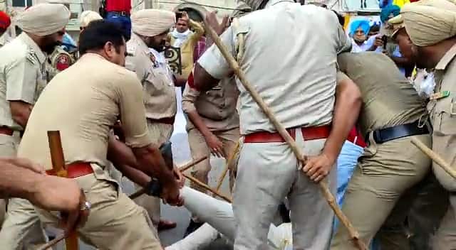 ਮਨਪ੍ਰੀਤ ਬਾਦਲ ਨਵੇਂ ਬਣਾਏ ਗਏ ਜ਼ਿਲ੍ਹਾ ਯੋਜਨਾ ਬੋਰਡ ਦੇ ਚੇਅਰਮੈਨ ਦੀ ਤਾਜ਼ਪੋਸ਼ੀ ਤੇ ਪਹੁੰਚ ਰਹੇ ਸੀ।