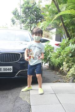 क्लिनिक के बाहर Taimur का दिखा नटखट अंदाज, पैपराजी को दे रहे थे पोज, पापा Saif Ali Khan ने लगाई आवाज तो दौड़कर भागे