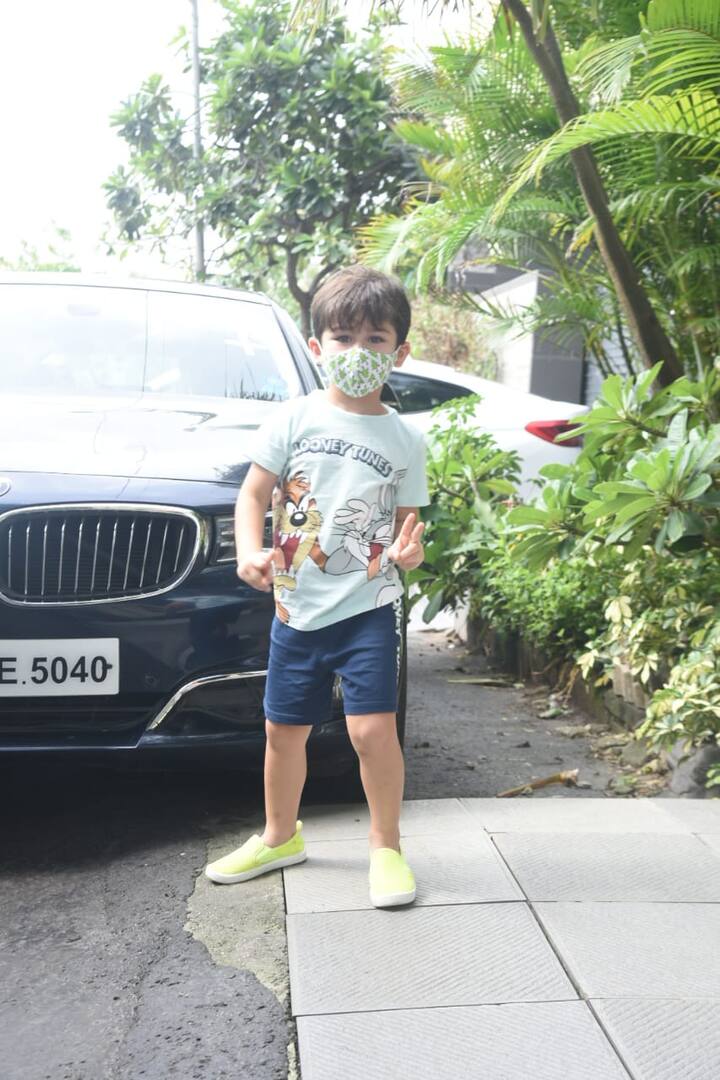 तैमूर उन स्टार किड्स में से एक हैं, जिनके फोटो कैमरे में कैद करने के लिए पैपराजी हर समय तैयार रहते हैं. अब तैमूर भी पैपराजी को देखकर भागते नहीं हैं बल्कि खुलकर पोज देते हैं.