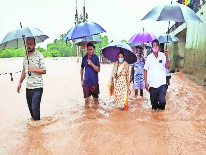 கடும் மழை காரணமாக தானே, ராய்காட், ரத்னகிரி, சதாரா, கோலாப்பூர் மாவட்டங்கள் மோசமாக பாதிப்படைந்துள்ளன