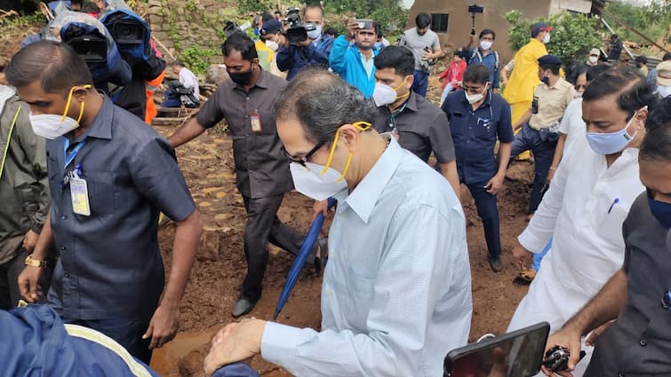 Chief Minister Uddhav Thackeray's visit to Taliye village in Raigad after major land sliding तुम्ही स्वत:ला सावरा, बाकीचं आमच्यावर सोडा, आम्ही सर्वांचंच पुनर्वसन करू; मुख्यमंत्र्यांचा तळीये दुर्घटनाग्रस्तांना धीर