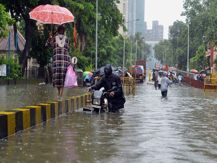 Monsoon safety: வாகன ஓட்டிகளே! தண்ணீர் தேங்கி நிற்கும் சாலைதான் ஆபத்து.. கவனமாக இருக்க சில டிப்ஸ்!