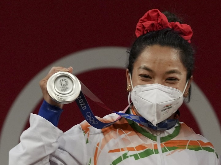 India gets first medal Tokyo Olympics 2020 Mirabai Chanu Gets silver medal weight lifting category Mirabai Chanu Wins Medal: वेटलिफ्टिंग में मीराबाई चानू ने जीता सिल्वर, टोक्यो ओलंपिक में भारत को पहला मेडल