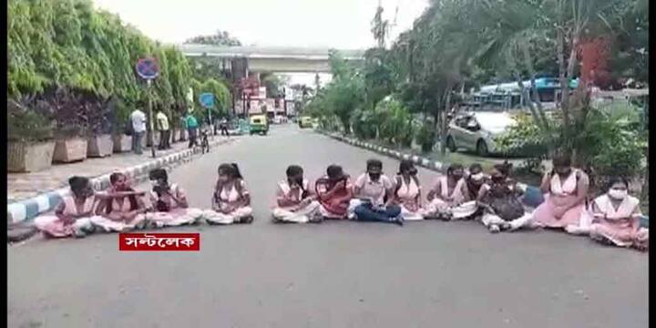 উচ্চমাধ্যমিক পরীক্ষায় পাস করানোর দাবিতে সল্টলেকে উচ্চ মাধ্যমিক শিক্ষা সংসদের অফিসের সামনে পথ অবরোধ পড়ুয়াদের। বারাসাত ত্রিনাথ বালিকা বিদ্যাপীঠের ছাত্রীরা বিক্ষোভ দেখান। তাঁদের সঙ্গে ছিলেন অভিভাবকরাও। পরীক্ষার্থীদের দাবি, অন্যায়ভাবে ফেল করানো হয়েছে তাঁদের।