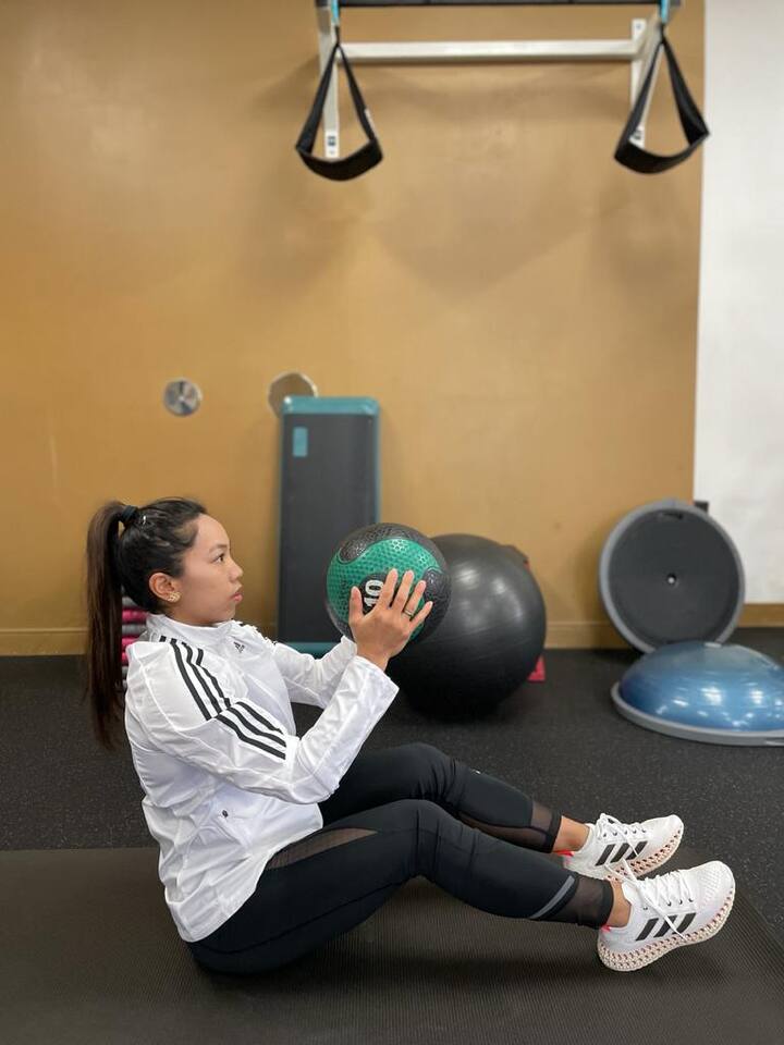 वेटलिफ्टिंगमध्ये 49 किलो वजन गटात तिनं रौप्यपदक मिळवलं आहे.(photo tweeted by @mirabai_chanu)