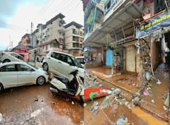 Mahad Flood PHOTO: 'पडकी भिंत बांधतो आहे, चिखल गाळ काढतो आहे', महाडमधील विदारक परिस्थिती