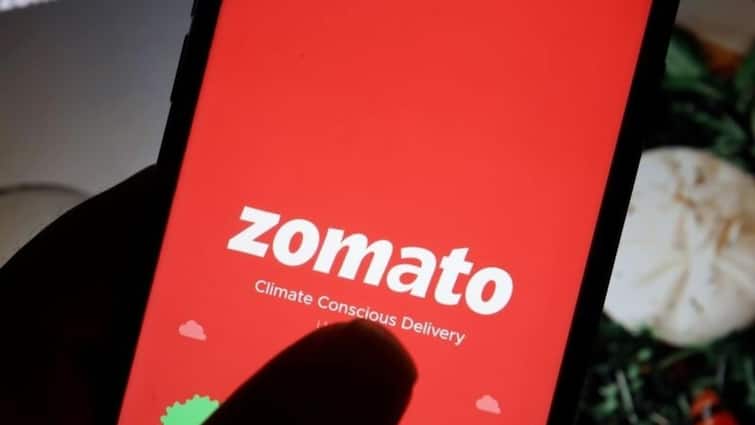 Zomato Share Price Crashes On Friday Slips below listing Price Closes at Rs 113.65 Zomato Share: जोमैटो के शेयर में बड़ी गिरावट, पहली बार लिस्टिंग प्राइस से नीचे हुआ बंद
