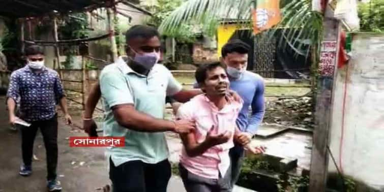 Illegal vaccination camp in Sonarpur, the accused himself is an employee of the health department সোনারপুরে বেআইনি ভ্যাকসিনেশন ক্যাম্প, অভিযুক্ত খোদ স্বাস্থ্য দফতরের ১ কর্মী