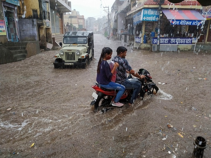 India Monsoon Update Heavy rains in West and South India, know todays weather update India Monsoon Update: पश्चिम और दक्षिण भारत में भारी बारिश ने मचाई तबाही, जानिए आज कैसा रहेगा मौसम