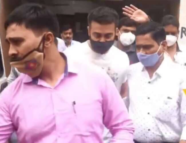 पुलिस हिरासत में राज कुंद्रा - सोमवार को गिरफ्तारी के बाद मंगलवार को मुंबई की एक अदालत ने राज कुंद्रा को 23 जुलाई तक पुलिस हिरासत में भेज दिया. पुलिस ने दावा किया है कि कई व्हाट्सएप चैट से पता चला कि कुंद्रा इस मामले में शामिल है. वहीं पुलिस ने ये भी कहा कि इस मामले में तीन महिलाओं ने शिकायत की है कि उन्हें अश्लील फिल्मों में अभिनय करने के लिए मजबूर किया गया था. एक अधिकारी ने कहा कि पुलिस ने मामले की जांच के बाद कुंद्रा के साथ एक अन्य व्यक्ति को भी गिरफ्तार किया, जिसकी पहचान रयान थोर्प के रूप में हुई, जो एक ऐप फर्म के साथ एक वरिष्ठ पद पर काम कर रहा था.