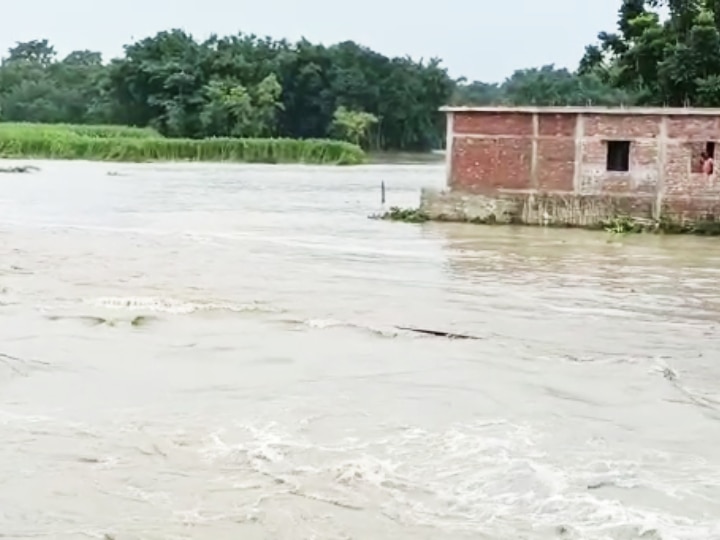 Bihar Flood: सुपौल में तटबंध टूटने से कई गावों में बाढ़ के जैसे हालात, भयावह हुई स्थिति, लोगों ने NH पर लिया शरण