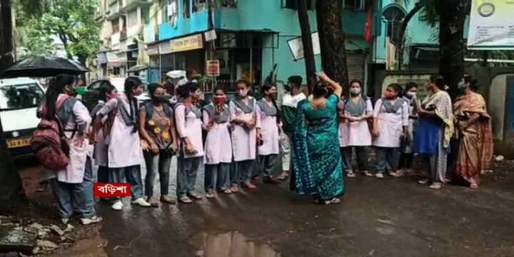 পাস করিয়ে দেওয়ার দাবিতে স্কুলে বিক্ষোভ পরীক্ষার্থীদের। বড়িশা বিবেকানন্দ গার্লস হাইস্কুলের ঘটনা। স্কুলের সামনে বিক্ষোভ দেখান উচ্চমাধ্যমিক পরীক্ষায় অকৃতকার্য পরীক্ষার্থীরা। এই বছর এই স্কুলের ৩৪ জন অকৃতকার্য হয়েছেন। পাশ করিয়ে দেওয়ার দাবি তুলে তাঁরা স্কুলের সামনে বিক্ষোভ দেখান। পরে পুলিশের হস্তক্ষেপে বিক্ষোভ উঠে যায়।