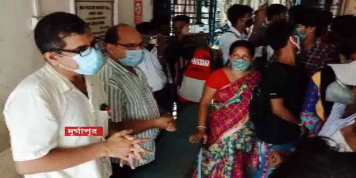 পাস করানোর দাবিতে প্রধান শিক্ষককে ঘিরে দুর্গাপুরের এভিবি স্কুলে উচ্চ মাধ্যমিকে অকৃতকার্যদের বিক্ষোভ। সামিল হন অভিভাবকরাও।