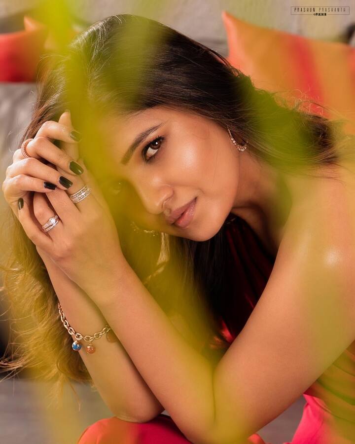ஹே ஐ என்றால் அது கடவுள் என்றால், அந்த கடவுளின் துகள் அவள்தானா...