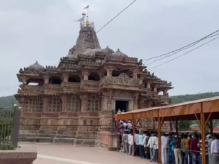 યાત્રાધામ શામળાજી ખાતે ગુરૂ પૂર્ણિમા નિમિત્તે ભક્તો ઉમટ્યા હતા. ભગવાન શામળિયાના દર્શન માટે વહેલી સવારથી જ ભક્તો ઉમટ્યા હતા. ગુરૂ પૂર્ણિમાએ ભગવાન અને ગુરૂના  દર્શનનું અનેરૂ મહત્વ છે. શામળીયાને લાલ કલરના વસ્ત્રો અને સોનાંના અલંકારોથી સાંજ કરાયા હતા. મોટી સંખ્યામાં ભક્તોએ ભગવાન શામળિયાના દર્શન કર્યા હતા. મંદિરમાં મોટી સંખ્યામાં ભક્તોએ સોસીયલ ડિસ્ટન્સનો ભંગ કર્યો હતો.