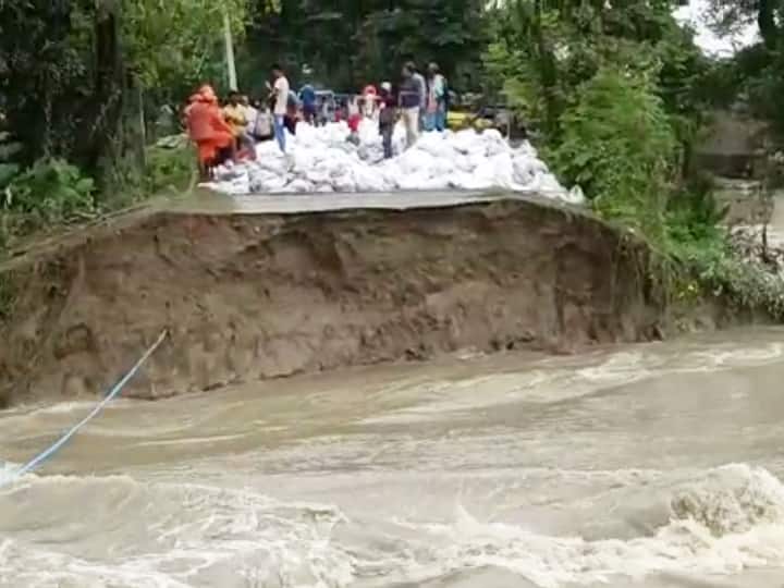 Flood like situation in many villages due to break of embankment in Supaul people took shelter on Highway ann Bihar Flood: सुपौल में तटबंध टूटने से कई गावों में बाढ़ के जैसे हालात, भयावह हुई स्थिति, लोगों ने NH पर लिया शरण