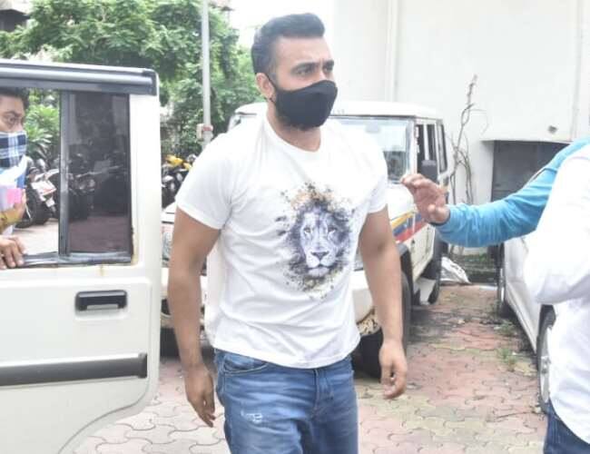 राज कुंद्रा ने शुक्रवार को बॉम्बे हाई कोर्ट में अपनी गिरफ्तारी को चुनौती देते हुए कहा कि इन वीडियो को कामुक बताया जा सकता है लेकिन इसमें स्पष्ट यौन कृत्यों को नहीं दिखाया गया है. याचिका में निचली अदालत के आदेश को रद्द करने की मांग की गई थी.