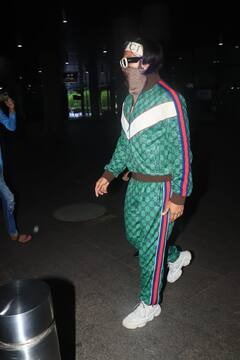 गले में मोतियों की माला, बढ़ी हुई दाढ़ी, बड़ा सफेद चश्मा... इस अंदाज में एयरपोर्ट पहुंचे Ranveer Singh, लोगों ने कहा- ‘तबाही’