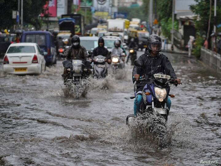 Monsoon safety: Things to keep in mind while riding on waterlogged roads Monsoon safety: வாகன ஓட்டிகளே! தண்ணீர் தேங்கி நிற்கும் சாலைதான் ஆபத்து.. கவனமாக இருக்க சில டிப்ஸ்!