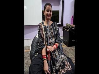 26 year old women died when a bullet fired while trying to take a selfie at utrapradesh துப்பாக்கியைக் கழுத்தில் வைத்து செல்ஃபி எடுத்த புதுமணப்பெண் குண்டு பாய்ந்து உயிரிழப்பு!