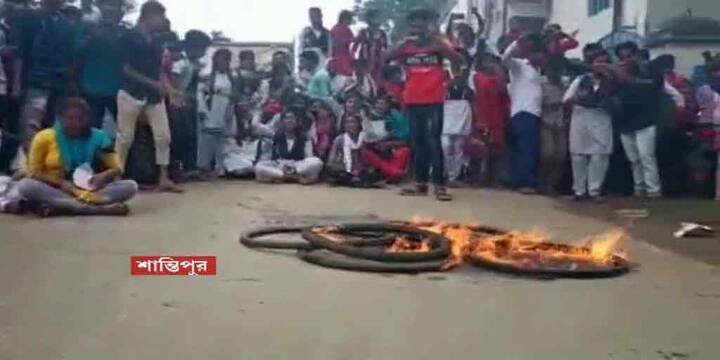 নদিয়ার শান্তিপুর বাগআঁচড়া উচ্চ বিদ্যালয়ের ৭২ জন উচ্চমাধ্যমিক ছাত্র-ছাত্রী এই বছর ফেল করেছিল। সেই ক্ষোভেই রাস্তার টায়ার জ্বালিয়ে পথ অবরোধ ছাত্রছাত্রীদের। নদিয়ার শান্তিপুর বাগআঁচড়া উচ্চ বিদ্যালয়ে উচ্চ মাধ্যমিক ফলাফল প্রকাশিত হতেই ক্ষোভে ফেটে পড়েন ওই স্কুলের একাদশ ও দ্বাদশ শ্রেণীর ছাত্র ছাত্রীরা।