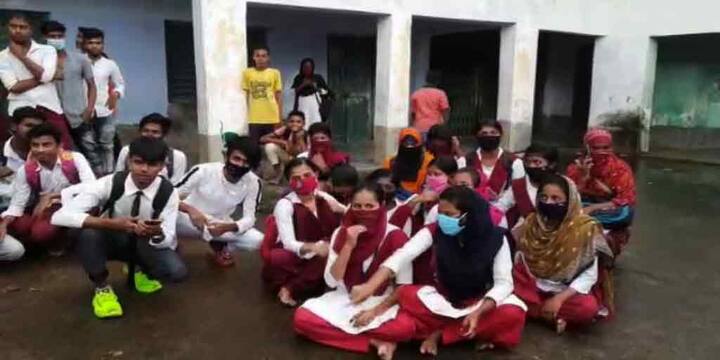 উচ্চমাধ্যমিক পরীক্ষায় ফেল করেছিল ওরা। আর তার পরেই যাবতীয় ক্ষোভ গিয়ে পড়ে স্কুলের ওপর। ফেল করা সত্ত্বেও পাশ করানোর দাবিতে স্কুলের স্টাফ রুমে তালা ঝুলিয়ে বিক্ষোভ দেখাল পরীক্ষার্থীরা। ঘটনাটি ঘটেছে উলুবেড়িয়া ২ নম্বর ব্লকের তেহট্ট হাই স্কুলে।