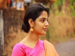 NikhilaVimal pics: வெள்ளை புடவையில் வெளிச்சம் கொடுக்கும் நிகிலா விமல்..!