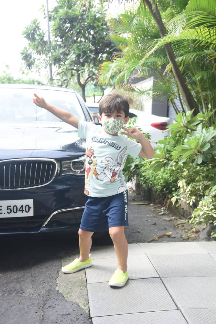 यकीन न हो तो ये तस्वीरें देख लीजिए. फोटोग्राफर्स के सामने तैमूर और उनके स्टाइलिश पोज. इससे पहले तैमूर को पैपराजी के साथ इतना घुलते मिलते नहीं देखा गया.