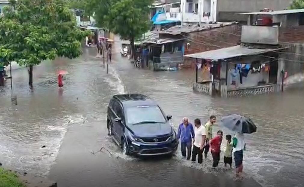 Gujarat Monsoon: rain fall in 197 talukas at 4 pm chota updaipur receives 6 inch rain Gujarat Monsoon: રાજ્યમાં સાંજે 4 વાગ્યા સુધીમાં કેટલા તાલુકામાં નોંધાયો વરસાદ ? ક્યાં ધોધમાર વરસાદથી થઈ ગયું પાણી પાણી