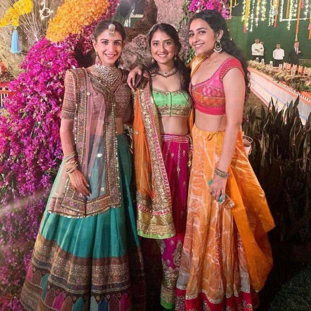 तस्वीर में हम देख सकते हैं राधिका नीले रंग का लहंगा पहने हुई हैं. उन्होंने काफी बड़ा मांगटीका और नेकपीस पहना हुआ है.