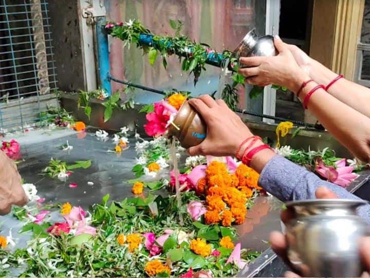 अयोध्या: सावन की आज से शुरुआत, नागेश्वर नाथ मंदिर में लगा शिव भक्तों का तांता people are gathering in large number for worship in nageshwar nath temple in Ayodhya Uttar Pradesh ANN अयोध्या: सावन की आज से शुरुआत, नागेश्वर नाथ मंदिर में लगा शिव भक्तों का तांता