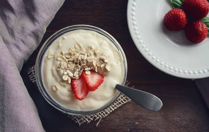 দইয়ে থাকা ল্যাকটিক অ্যাসিড ত্বকের উপরের স্তরে জমে থাকা মৃত কোষ পরিষ্কার করে ত্বক মোলায়েম করে। এতে ব্রণর সমস্যা কমে।