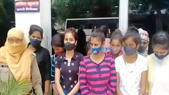 Ghaziabad में फर्जी Call Center पर छापा, पुलिस ने 30 लोगों को किया गिरफ्तार