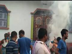 Bihar | கொல்லப்பட்ட காதலனின் உடலை காதலியின் வீட்டின் முன்பு எரித்த குடும்பத்தினர்..!