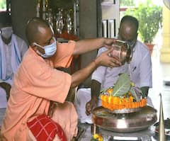 Gorakhpur: सावन के पहले दिन CM Yogi ने किया रुद्राभिषेक | Sawan 2021 | ABP Ganga Hindi