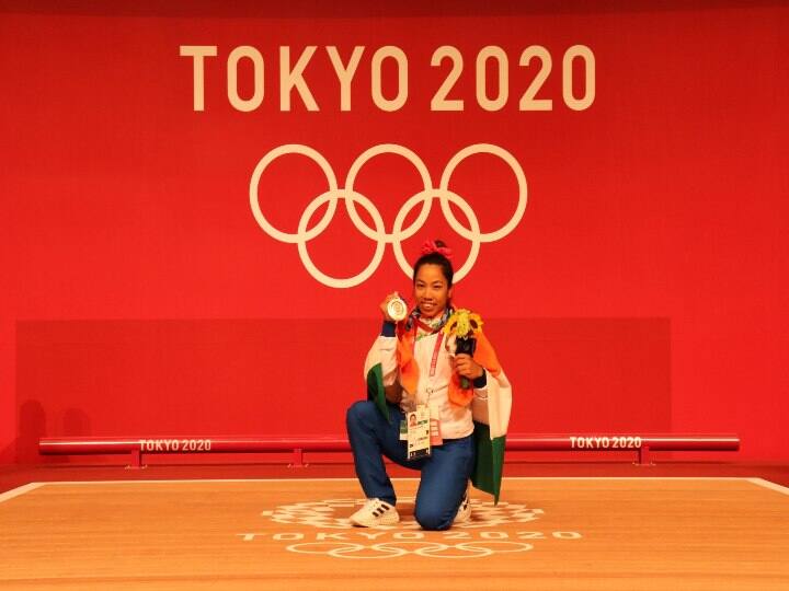 Tokyo Olympics 2020 mirabai chanu credit all indian for her first medal in games Tokyo Olympics 2020 : मीराबाई चानूनं देशवासियांना समर्पित केलं ऑलिम्पिक पदक; म्हणाली...